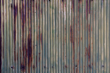 錆びた縦縞の鉄の外壁