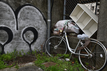 自転車や棚の粗大ごみの不法投棄