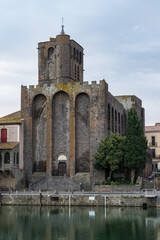 Fototapeta na wymiar Cathédrale Saint-Étienne d'Agde, au bord du fleuve Hérault, construite en pierre volcanique noire