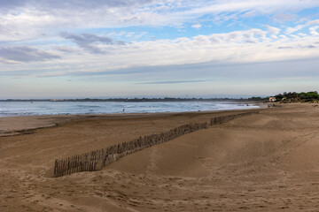 Plage de la Tamarissière à Agde par un temps nuageux et tempétueux