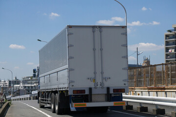 箱トラック　大型輸送トラック　道路走行