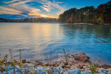 Sunset along the shoreline of Lake Keowee, SC. - obrazy, fototapety, plakaty
