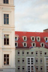 Fototapeta na wymiar Seifenblasen auf dem Neumarkt in Dresden