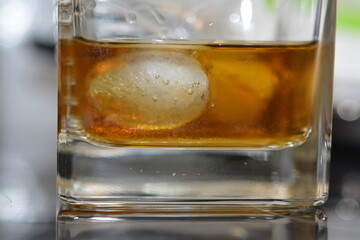Makrofotografie Whiskyglas und Eiswürfel