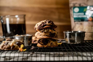 Keuken spatwand met foto Beautiful shot of chocolate cookies on a table © Angel Ramirez/Wirestock Creators