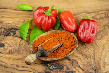 Roter Cayenne Pfeffer auf Olivenholz