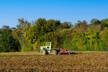 Obraz premium Traktor mit Federzinkenegge