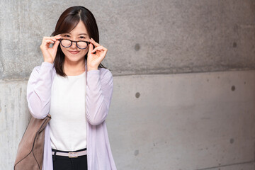 ビジネス　メガネ　女性　OL