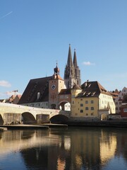 Obraz premium Vertical shot of cityscape of Regensburg with parts of the St Peter Dom and the danube in the middle