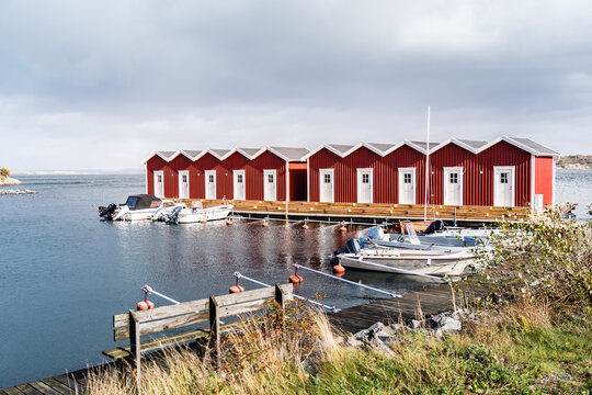 rote Häuser im Hafen der Insel Källö-Knippla, nördliche Schärengärten vor Göteborg, Schäreninseln, Schweden