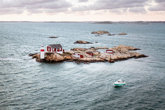 kleine Insel mit Leuchtturm im Meer vor Göteborg, Schweden. Schärensinseln, Leuchtturm, Schifffahrt, Navigation, einsam, Insel, Boot