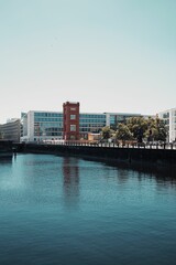 Vertikal eines Berliner Stadtbildes entlang eines Flusses