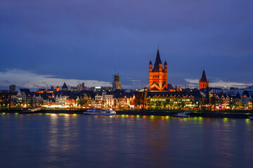 Fototapeta na wymiar Gorgeous night view щи Cologne embankment with