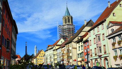malerische Altstadt von Rottweil mit  Kapellenkirche und bunten Häusern mit Erkern bei blauem...