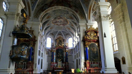 Fototapeta na wymiar Innenraum der gotischen Kapellenkirche in Rottweil mit herrlicher Architektur und Ausstattung