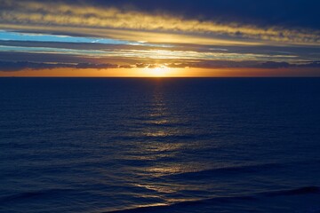 Obraz premium Beautiful view of a sea under the sunrise