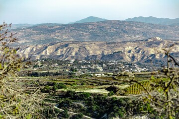Obraz premium Beautiful landscape scene with fields and mountains during the daytime