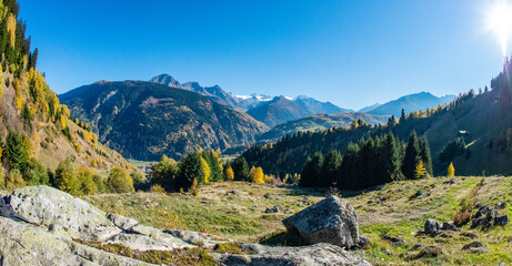 Panorama im Kanton Graubünden mit Bergen und Schnee