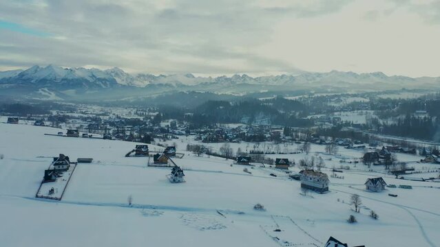 Zimowe narciarstwo w Polskich g&oacute;rach z widokiem na tatry.