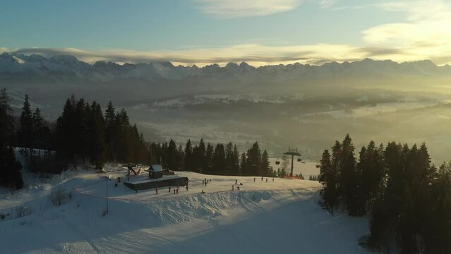Zimowe narciarstwo w Polskich g&oacute;rach z widokiem na tatry.