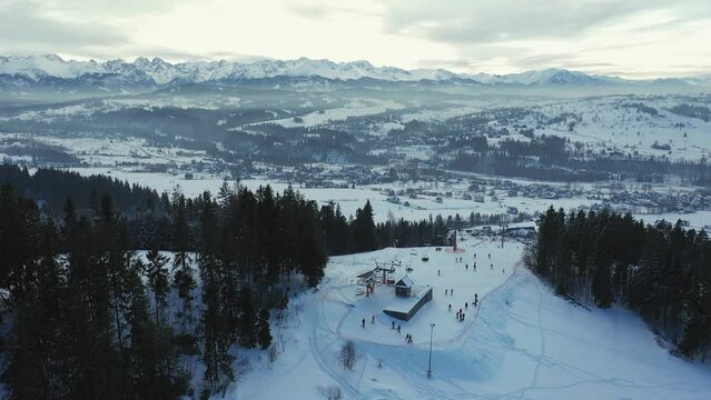 Zimowe narciarstwo w Polskich g&oacute;rach z widokiem na tatry.