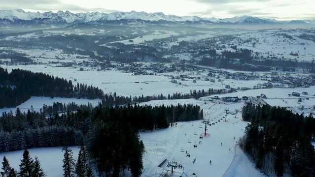 Zimowe narciarstwo w Polskich g&oacute;rach z widokiem na tatry.