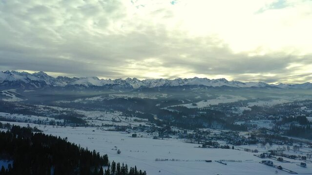 Zimowe narciarstwo w Polskich g&oacute;rach z widokiem na tatry.