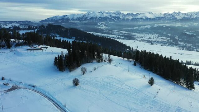 Zimowe narciarstwo w Polskich g&oacute;rach z widokiem na tatry.