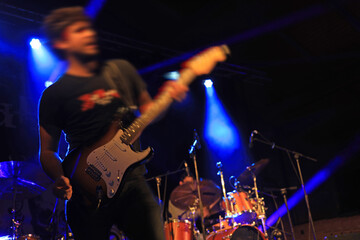 Obraz na płótnie Canvas músico tocando la guitarra eléctrica en un concierto 4M0A4805-as22