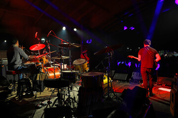 grupo de músicos de rock jazz tocando en un concierto en el escenario 4M0A5010-as22 - obrazy, fototapety, plakaty