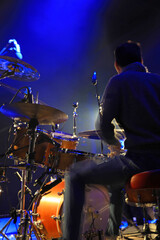 Fototapeta na wymiar músico tocando la batería en un concierto 4M0A5319-as22