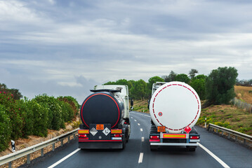 Two trucks loaded with dangerous goods, one polluting liquids and the other flammable gases, parallel on the highway at the time of overtaking.