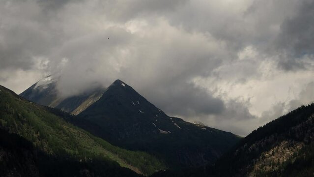 Zeitraffer Aufnahme von Berggipfeln im Nationalpark Hohe Tauern in Österreich an der Hochalpenstraße mit ziehenden Wolken