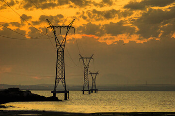 Torres eléctricas, estructura de gran altura cuya función principal es el soporte de  líneas de...