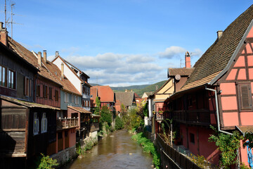 Fototapeta na wymiar Vue sur la Weiss à à Kaysersberg (68) en Alsace, France