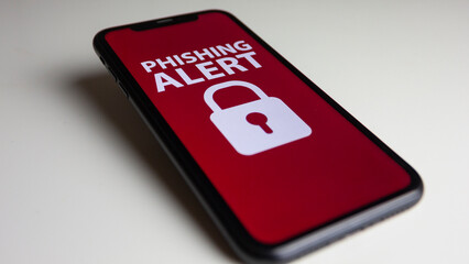 Smartphone Bildschirm mit der Warnung vor einem Phishing Angriff