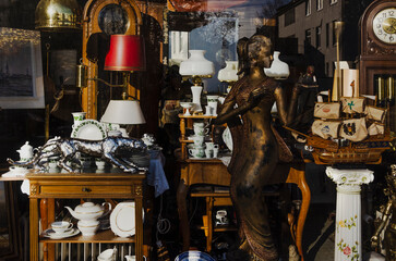 Fototapeta na wymiar Schaufenster im einen Antiquitäten Laden