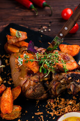 pork knuckle with potatoes and onions