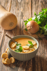 Velouté de courge butternut, croûtons au fromage, oignons, persil.
