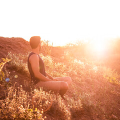homem sentado em um campo © Anderson Dantas