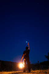 homem segurando uma lanterna