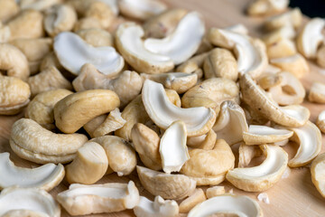 Fototapeta na wymiar ready to eat and peeled cashew nuts