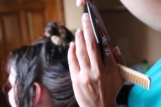 Frau schneidet anderer frau die zuhause haare