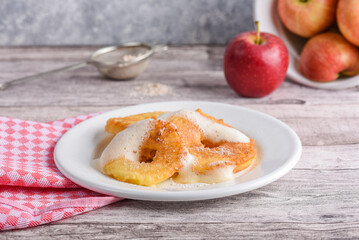 Apple rings with vanilla sauce