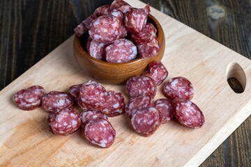 Cut the finished sausage into pieces on a cutting board