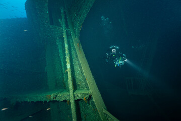 Sub all'interno della cisterna sventrata del relitto di petroliera nel mar ligure vicino ad...