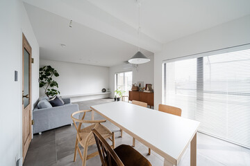 白基調のシンプルなモダンスタイルのダイニング