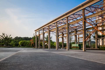 Foto op Plexiglas De werkplaats en asfaltweg van een verlaten fabriek © q