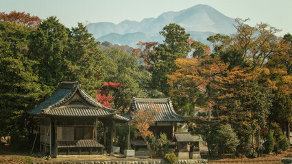 Fototapeta na wymiar 滋賀の名峰、伊吹山と神社が見える秋景色
