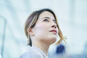 Fototapeta premium 屋外での女性ポートレート